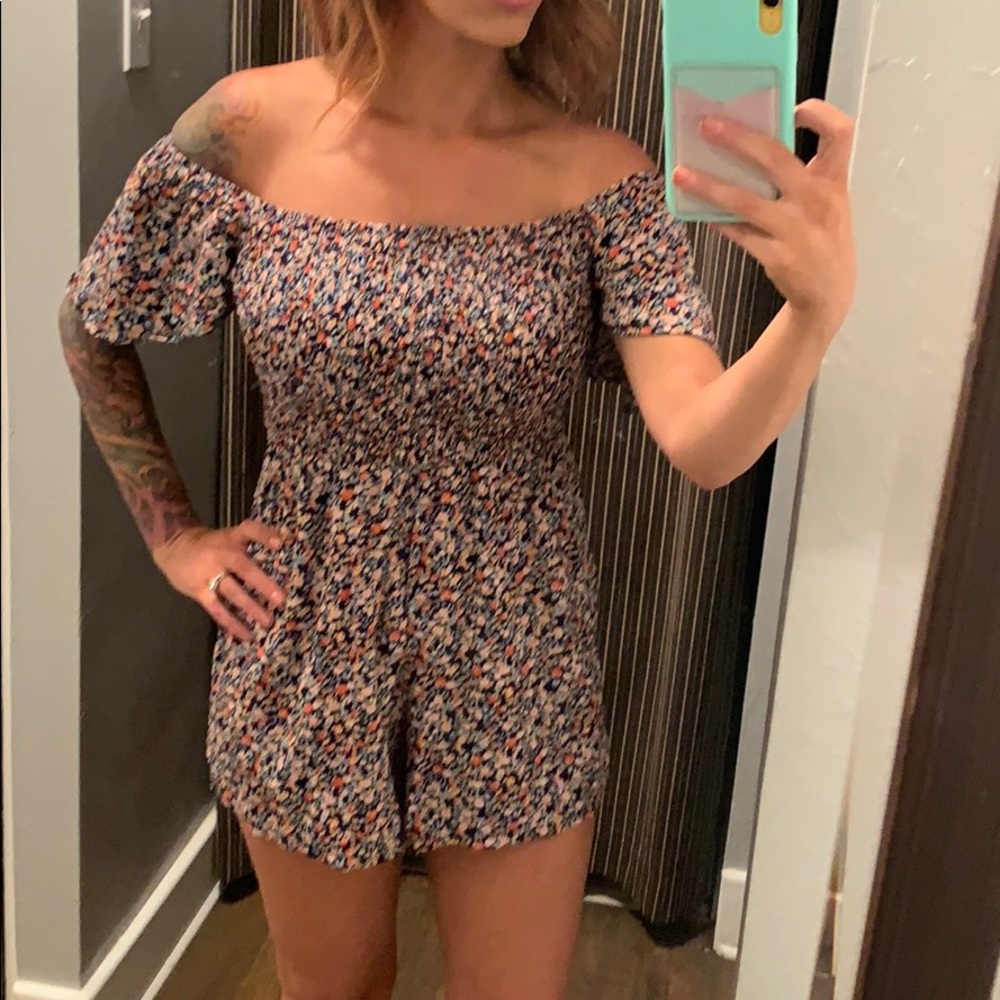 Cute navy floral romper - never worn